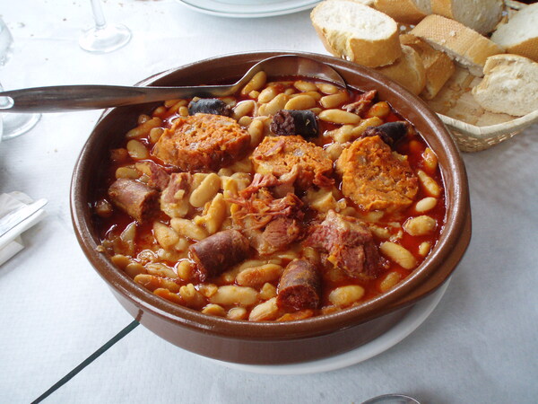 Fabada tradicional servida en una cazuela de barro en San Tirso de Abres.