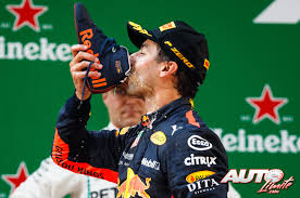 Foto del piloto Daniel Ricciardo celebrando su victoria en el gran premio de China 2018 con su mítica celebración viviendo champán de su bota
